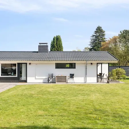 Gunnil - 1km From The Sea By Interhome *